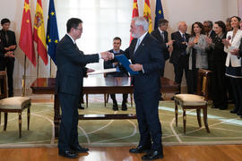 Darío Villanueva, director de la Real Academia Española, y Li Yansong, rector de la Universidad d...