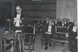 Antonio Tovar Llorente lee su discurso de ingreso en el salón de actos de la Real Academia Española