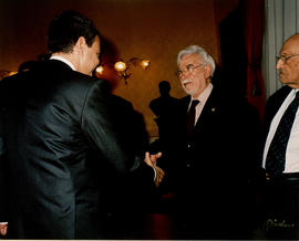 El presidente del gobierno, Jose Luis Rodríguez Zapatero, y Carlos Castilla del Pino se saludan e...