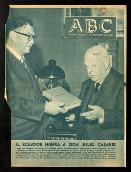 Fotografía del acto de entrega del libro Teoría Gramatical, de Luis Moscoso Vega, a Julio Casares...