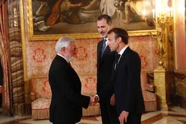 Emmanuel Macron estrecha la mano a Darío Villanueva Prieto en el Palacio Real