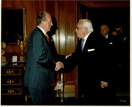Juan Carlos I estrecha la mano a Íñigo de Oriol e Ybarra