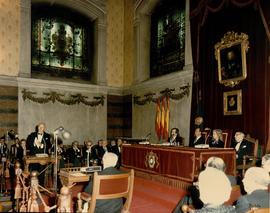 José María de Areilza lee su discurso de ingreso en un acto presidido por los reyes de España, Ju...