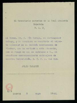 Minuta del besalamano de Julio Casares, secretario, a Pío Baroja con el que le remite un ejemplar...