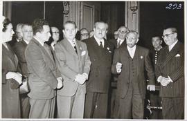 Grupo de caballeros en el Salón de Actos de la Real Academia Española