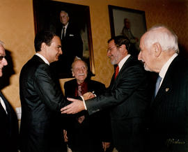 El presidente del gobierno, Jose Luis Rodríguez Zapatero, y Juan Luis Cebrián se saludan en la Sa...