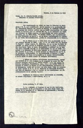 Carta [de Carmina Morón] a Alberto Martín Artajo, ministro de Asuntos Exteriores, en la que le no...