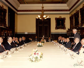El presidente del gobierno, Jose María Aznar, y académicos sentados en la mesa para el almuerzo e...