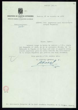 Carta del director general de Relaciones Culturales al secretario con el que remite la copia de u...