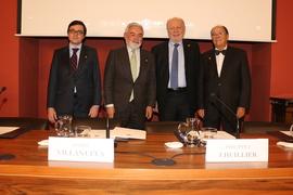 Darío Villanueva, director de la Real Academia Española, junto con otros participantes en la pres...