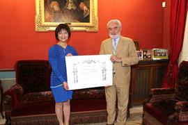 Darío Villanueva, director de la Real Academia Española, entrega a Luisa Chang el diploma de  mie...