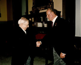 Juan Carlos I saluda a Manuel Seco en la Sala de Directores
