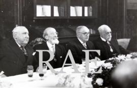Grupo de académicos en el almuerzo del director de 9 de enero de 1955