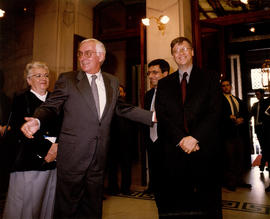 Bill Gates y Víctor García de la Concha junto a otros invitados en el vestíbulo principal de la A...