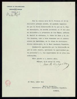 Oficio de Juan B. Delgado a Emilio Cotarelo, secretario de la Real Academia Española, en el que a...