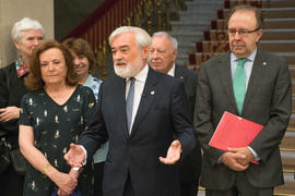 Darío Villanueva junto a los académicos de la Real Academia Española, Aurora Egido y Pedro Álvare...