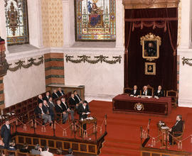 Guillermo Rojo lee su discurso de ingreso en el Salón de Actos de la Academia