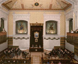 Vista panorámica del Salón de Actos de la Academia durante el discurso de Claudio Guillén