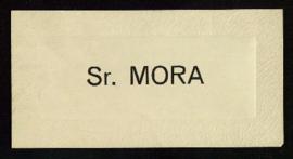 Cartel para la mesa a nombre del s[eño]r Mora