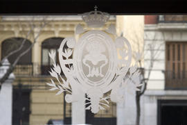 Detalle tallado del cristal que remata la puerta de acceso a la Academia desde la calle Felipe IV