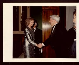 La reina Sofía saluda a Mario Vargas Llosa en la Biblioteca Dámaso Alonso