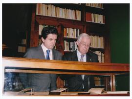 Víctor García de la Concha y Jaume Matas en la Biblioteca Dámaso Alonso