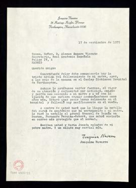 Fotocopia de la carta de Joaquina Navarro a Alonso Zamora Vicente, secretario, en la que le comun...