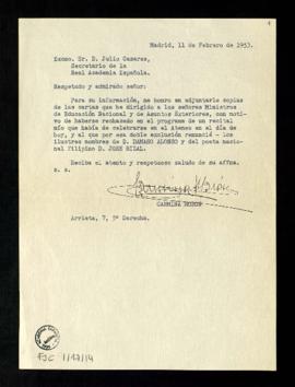 Carta de Carmina Morón a Julio Casares, secretario, con la que le remite dos cartas dirigidas a l...