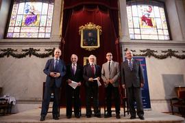 Darío Villanueva, director de la Real Academia Española, junto a otros participantes en la presen...