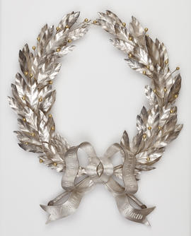 Corona de laurel con hojas y lazo de plata y botones de oro