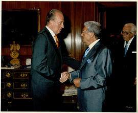 Juan Carlos I estrecha la mano a Tomás Pascual Sanz