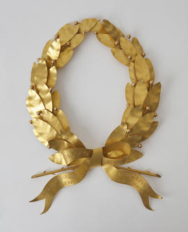 Corona de oro con inscripción en el lazo