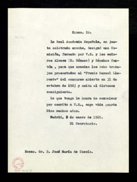 Copia sin firma del oficio del secretario a José María de Cossío con el que le comunica que ha si...