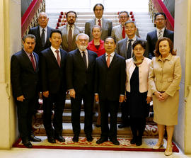 Darío Villanueva con miembros de la RAE y de la Universidad de Estudios Internacionales de Shangh...