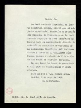 Minuta sin firma del oficio del secretario a José María de Cossío de traslado del acuerdo de la A...