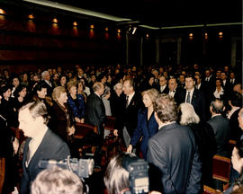 Los reyes Juan Carlos I y Sofía entran en el Salón de Actos de la Academia