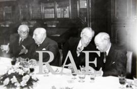 Grupo de académicos en el almuerzo del director de 11 de enero de 1953