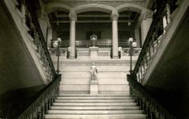 Escalera principal de la sede de la Real Academia Española