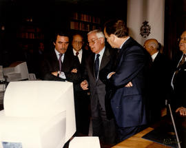 El director de la Real Academia Española, Víctor García de la Concha, junto al presidente del gob...