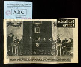 Recorte del diario ABC con una fotografía de Carlos Clavería durante la lectura de su discurso de...