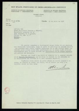 Carta de C. F. Adolf van Dam a Julio Casares con la que le remite un paquete de 180 papeletas par...
