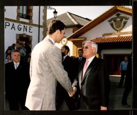 El Príncipe de Asturias estrecha la mano de Víctor García de la Concha