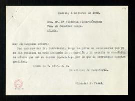 Copia de la carta del oficial de secretaría a María Victoria Viana-Cárdenas en la que le comunica...