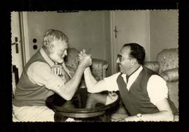 Gonzalo Castilla y Ernest Hemingway echando un pulso