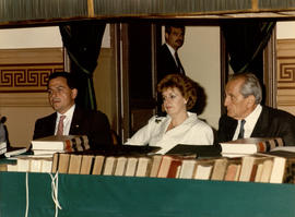 Rafael Hernández Colón, presidente de Puerto Rico, y su mujer Lila Mayoral, en el Salón de Plenos