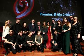 Fotografía de grupo de los premiados con El Ojo Crítico