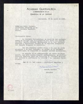 Carta de Adrián Recinos, director de la Academia Guatemalteca, a Julio Casares en la que envía el...