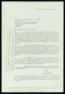 Carta de Ángel Sanz-Briz al profesor van Dam en la que le anuncia que desea ofrecer una comida en...