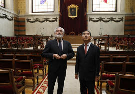 Darío Villanueva y Feng Qinghua en el salón de actos de la Real Academia Española