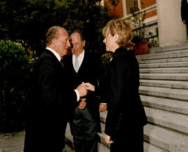 Juan Carlos I saluda a Pilar del Castillo en el jardín de la calle Ruiz de Alarcón, junto a Rodri...